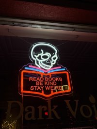 Imagen de la galería: 1768831261_vampiros.org_stay_weird